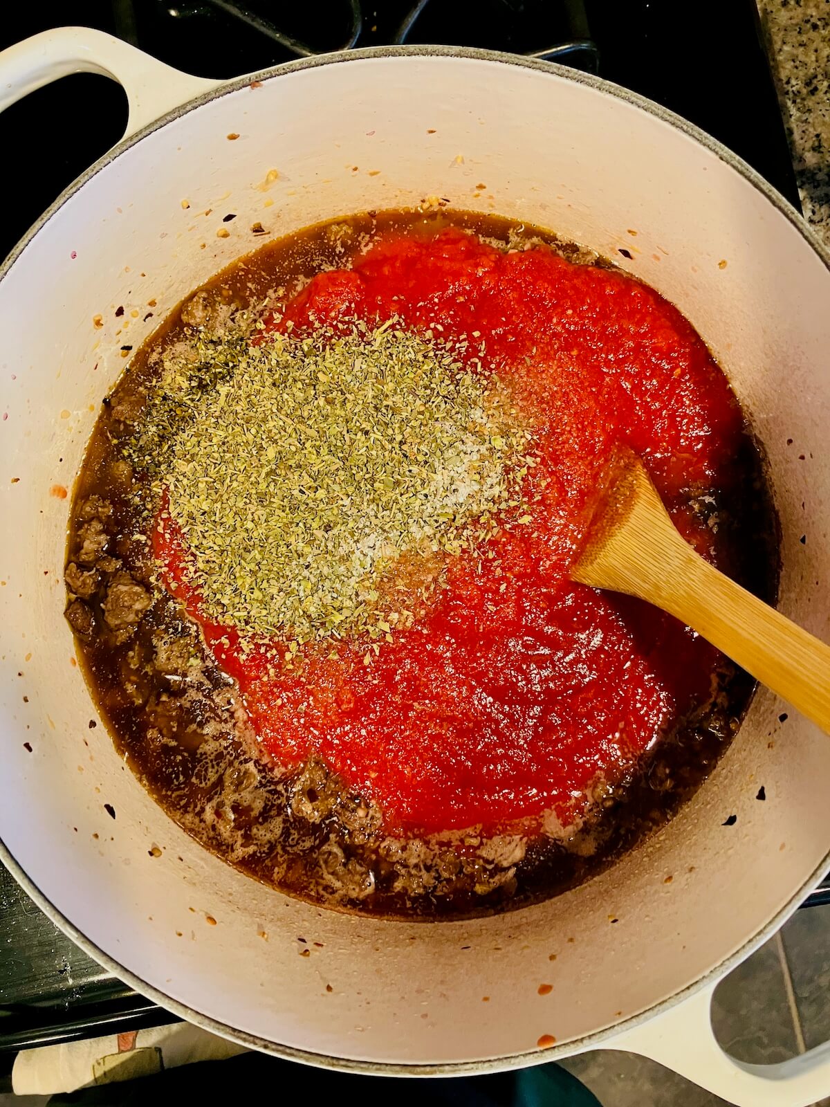 italian seasoning tomato and merlot in a pot